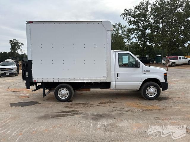 Image of Ford E-350 equipment image 4