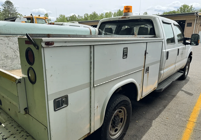 Image of Ford F-350 equipment image 1