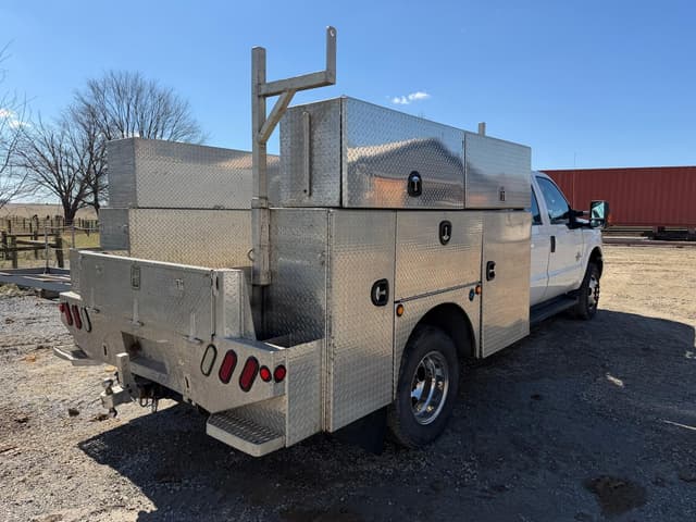 Image of Ford F-350 equipment image 4