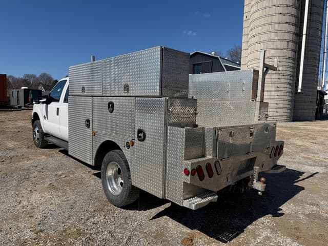 Image of Ford F-350 equipment image 2
