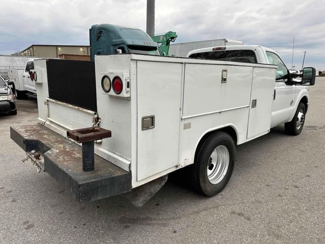 Image of Ford F-350 equipment image 4