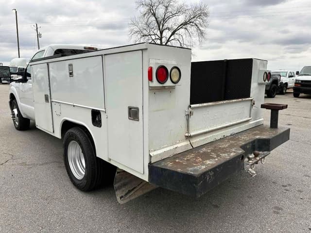Image of Ford F-350 equipment image 2