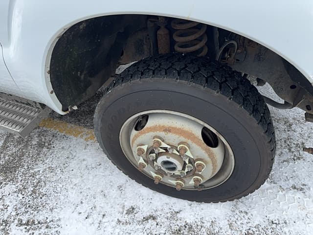 Image of Ford F-350 equipment image 3