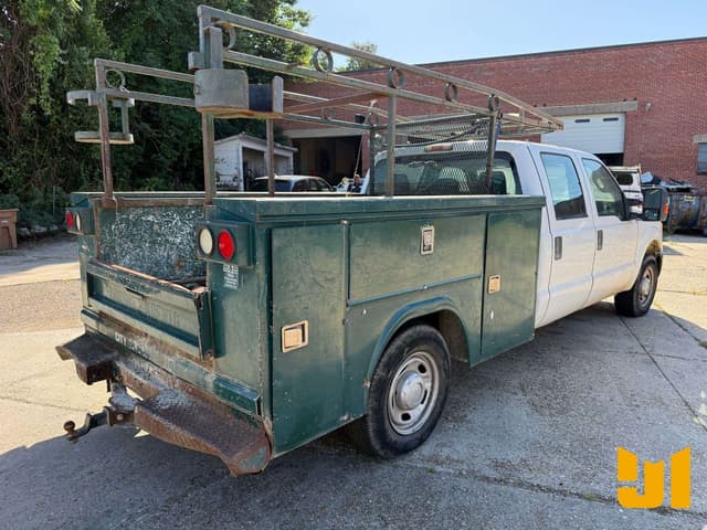 Image of Ford F-350 equipment image 2
