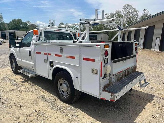 Image of Ford F-350 equipment image 3