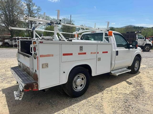 Image of Ford F-350 equipment image 2