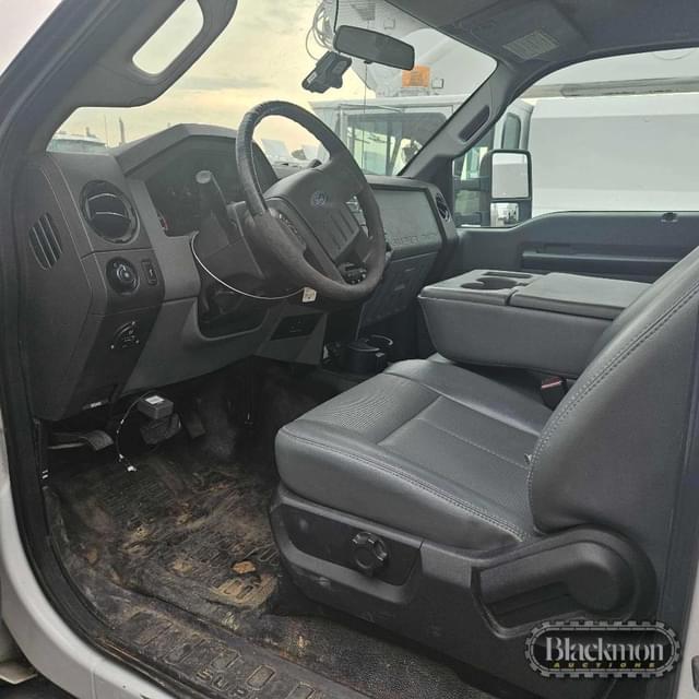 Image of Ford F-450 equipment image 3