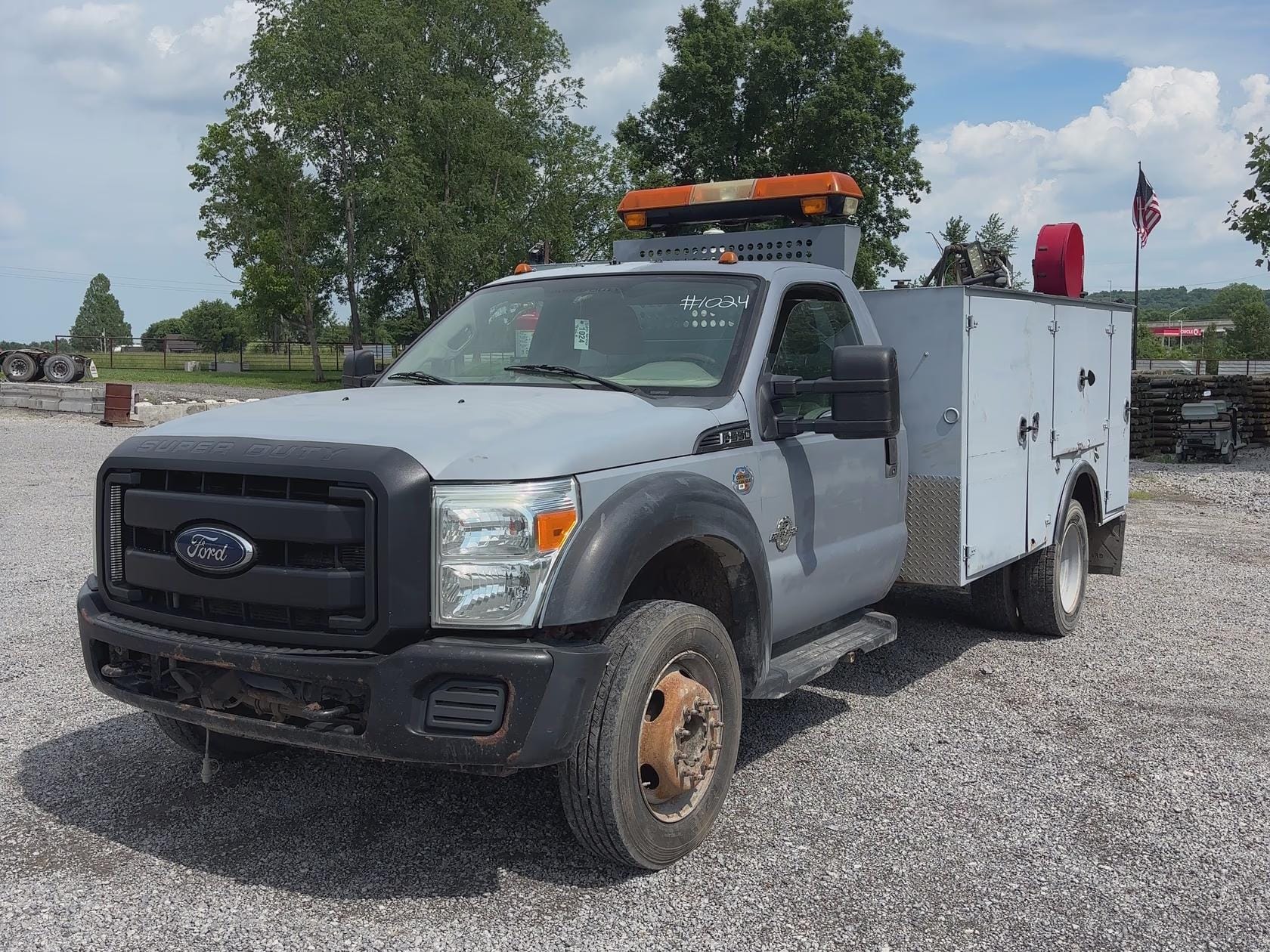 2011 Ford F-550 Equipment Image0