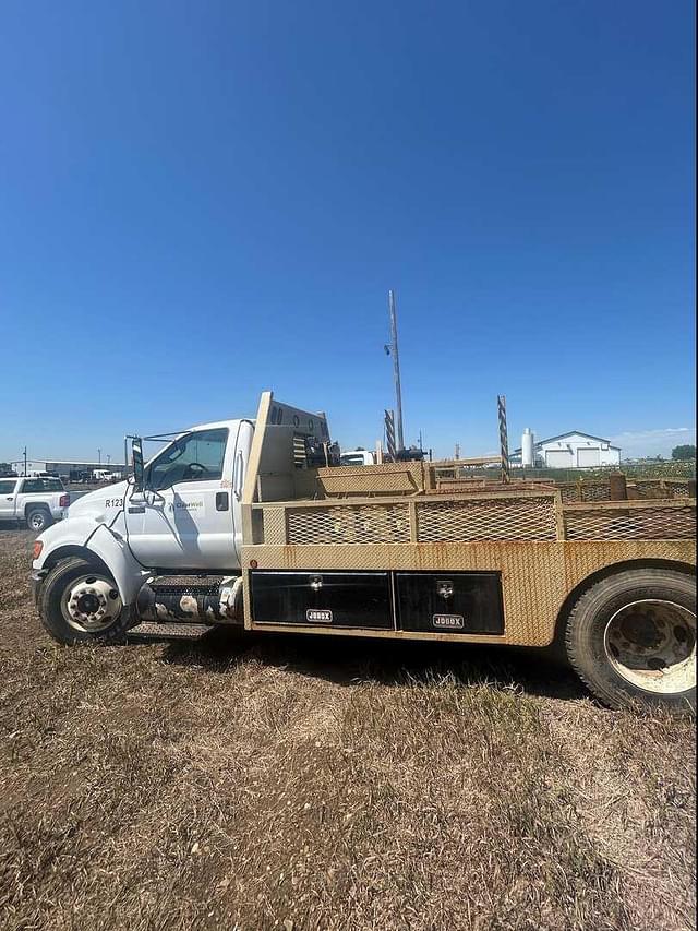 Image of Ford F-650 equipment image 4