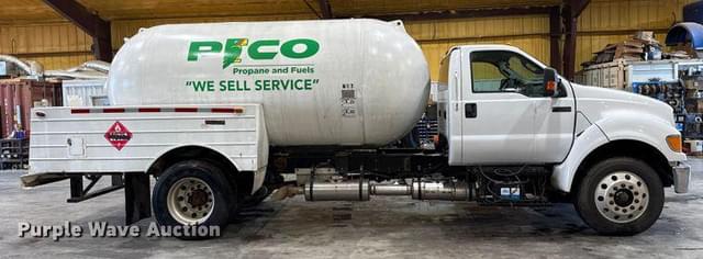 Image of Ford F-750 equipment image 3