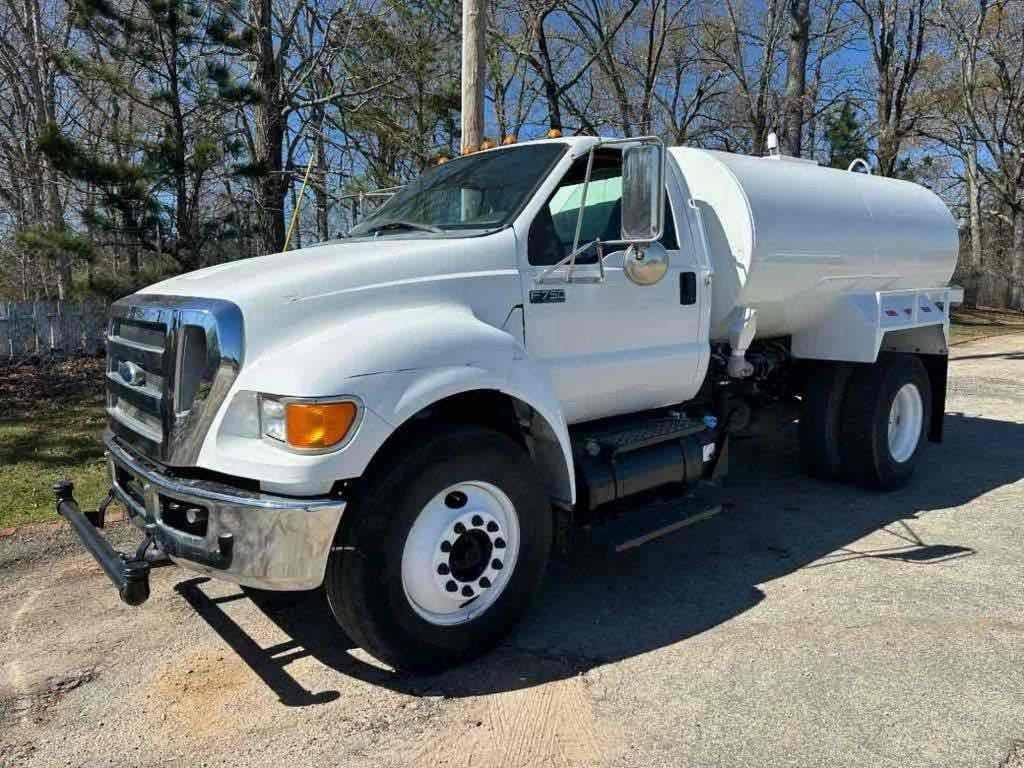 2011 Ford F-750 Equipment Image0