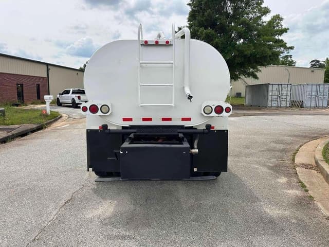 Image of Ford F-750 equipment image 3