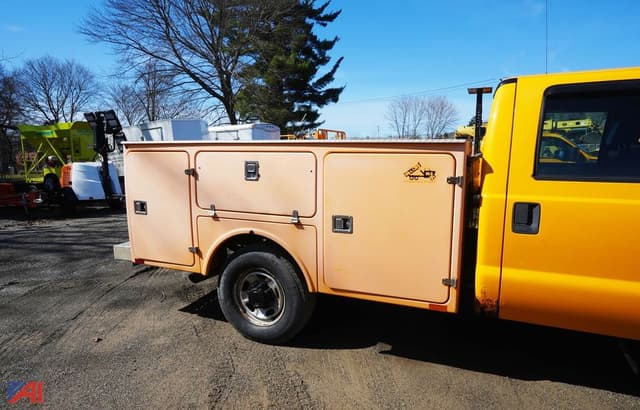 Image of Ford F-350 equipment image 2