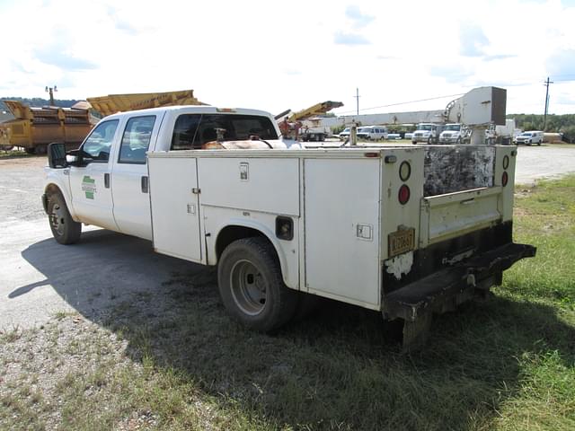 Image of Ford F-350 equipment image 3