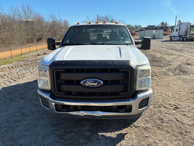 Image of Ford F-350 equipment image 2