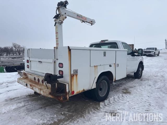 Image of Ford F-350 equipment image 4