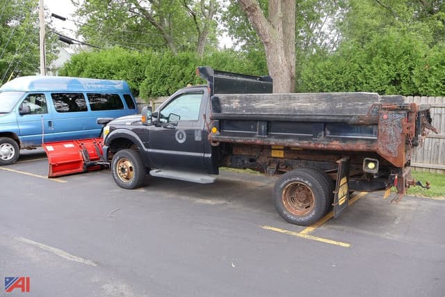 Image of Ford F-350 equipment image 2