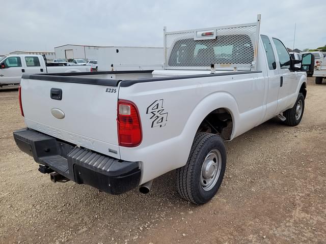 Image of Ford F-350 equipment image 2