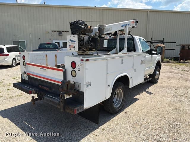 Image of Ford F-350 equipment image 4