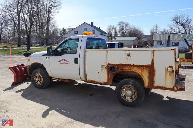 Image of Ford F-350 equipment image 2