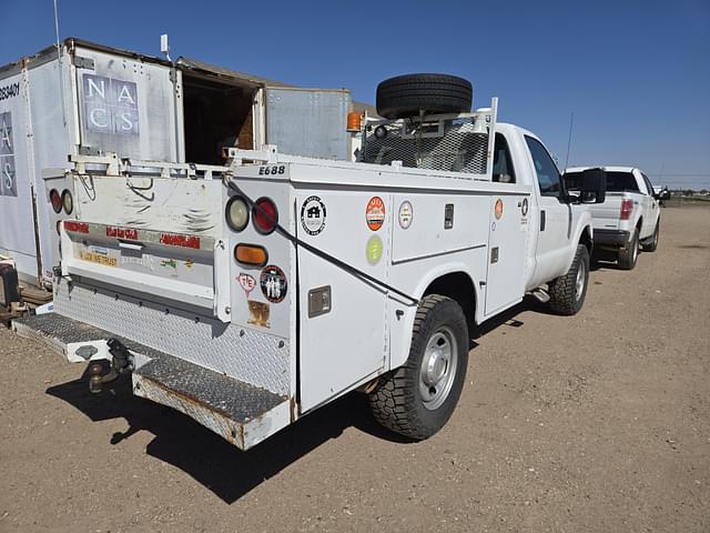 Image of Ford F-350 equipment image 2