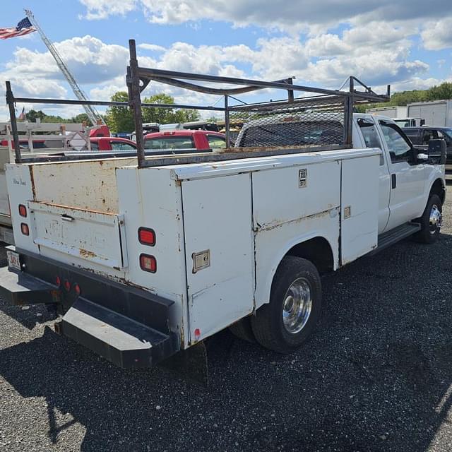 Image of Ford F-350 equipment image 4