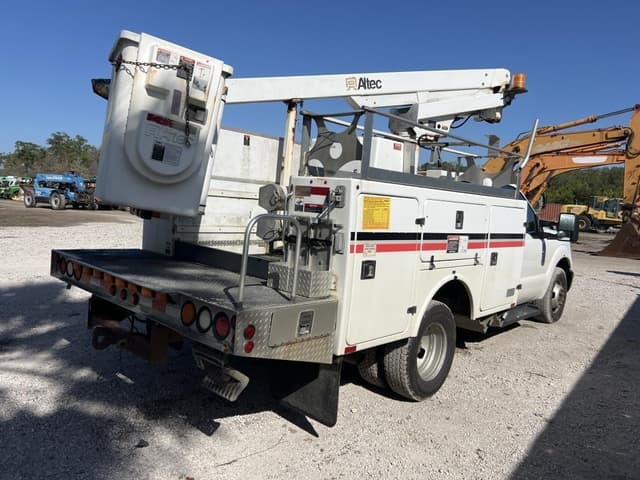 Image of Ford F-350 equipment image 2