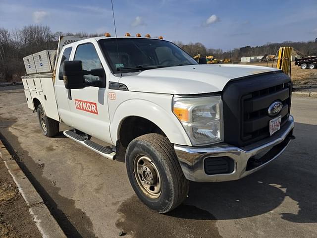 Image of Ford F-350 equipment image 2