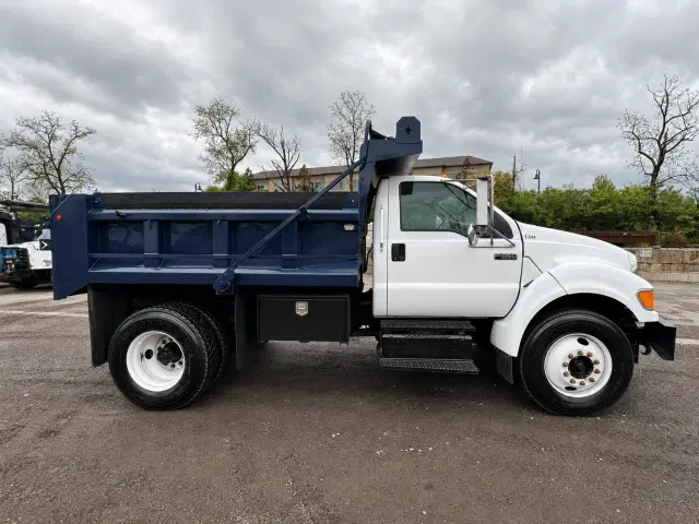 Image of Ford F-650 equipment image 4