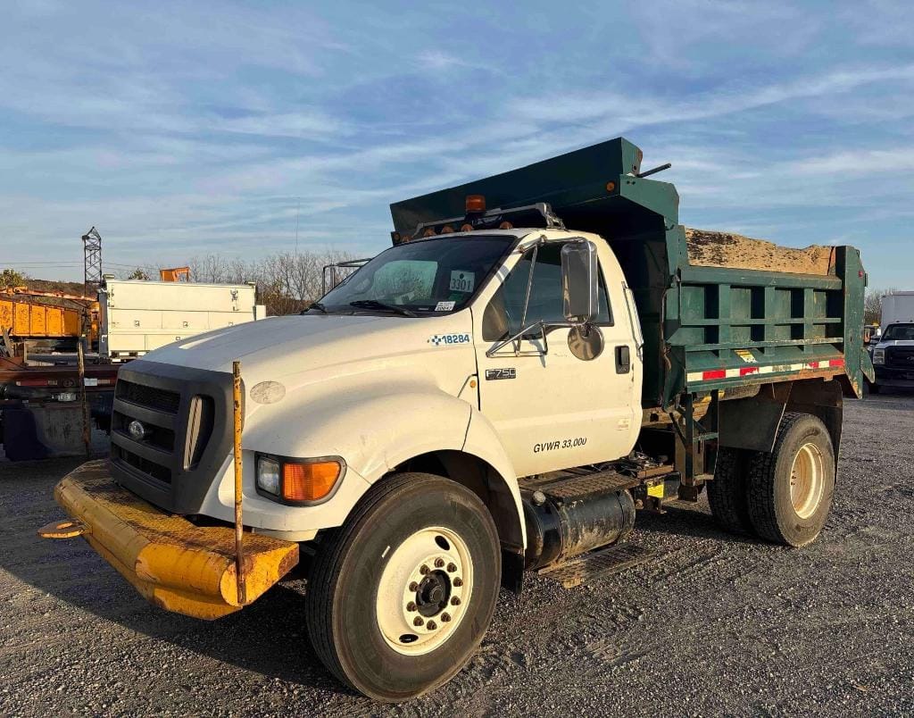 2011 Ford F-750 Equipment Image0