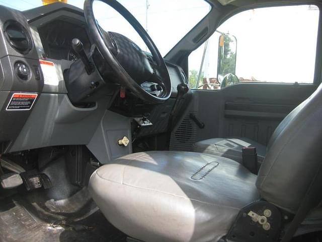 Image of Ford F-750 equipment image 4