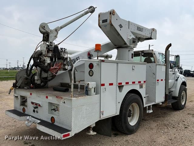Image of Ford F-750 equipment image 4