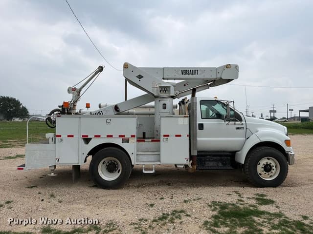 Image of Ford F-750 equipment image 3