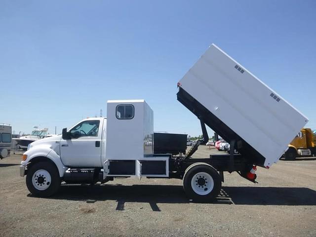 Image of Ford F-750 equipment image 4
