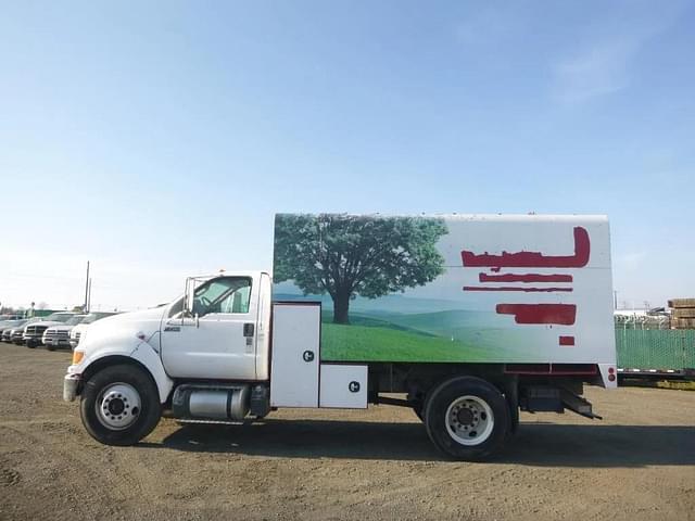 Image of Ford F-750 equipment image 4