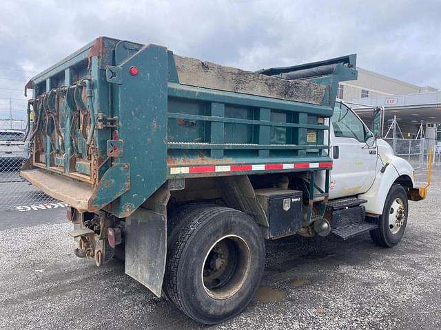Image of Ford F-750 equipment image 2
