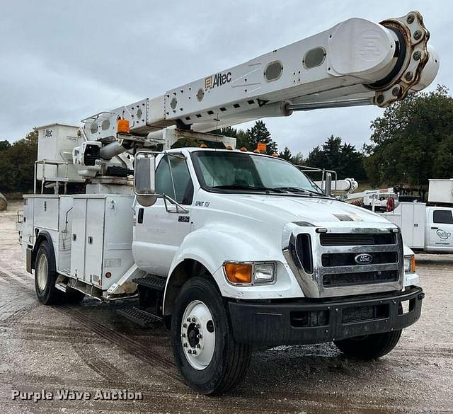 Image of Ford F-750 equipment image 2