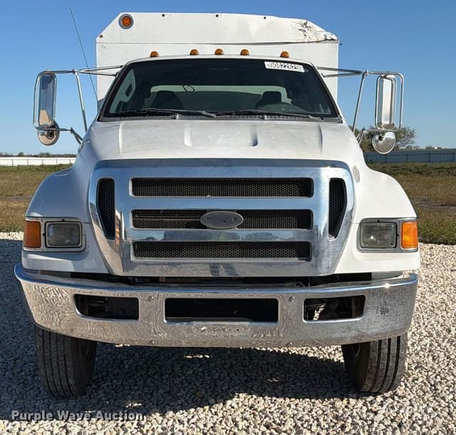 Image of Ford F-750 equipment image 1