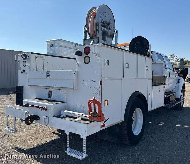 Image of Ford F-750 equipment image 4