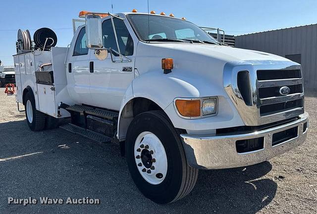 Image of Ford F-750 equipment image 2