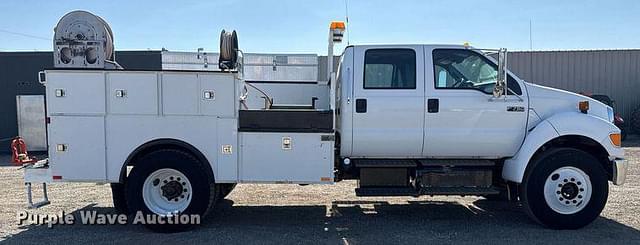 Image of Ford F-750 equipment image 3