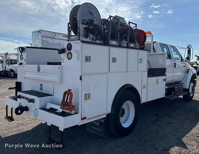 Image of Ford F-750 equipment image 4