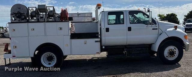 Image of Ford F-750 equipment image 3