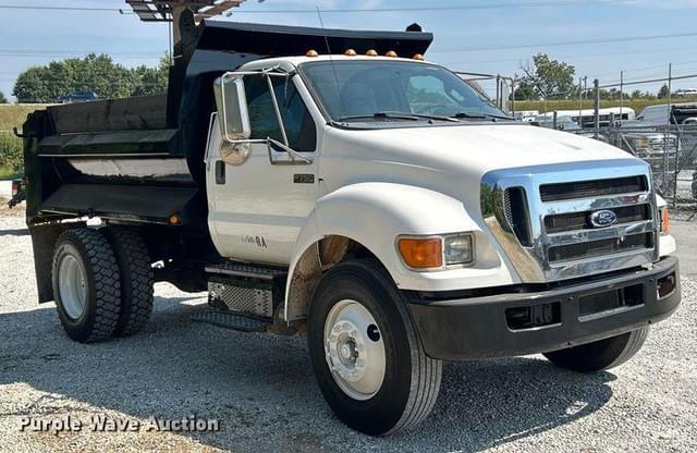 Image of Ford F-750 equipment image 2