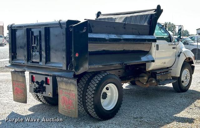 Image of Ford F-750 equipment image 4