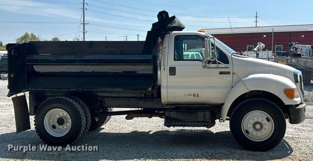 Image of Ford F-750 equipment image 3