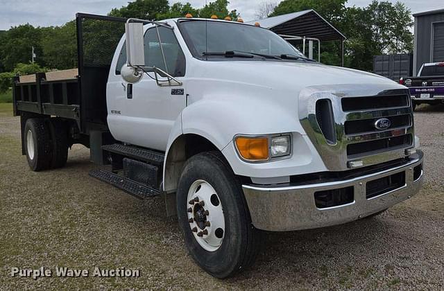Image of Ford F-750 equipment image 2