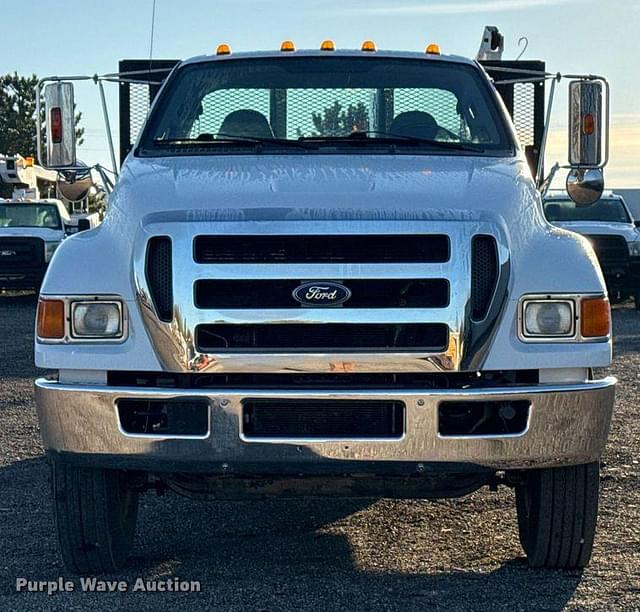 Image of Ford F-750 equipment image 1