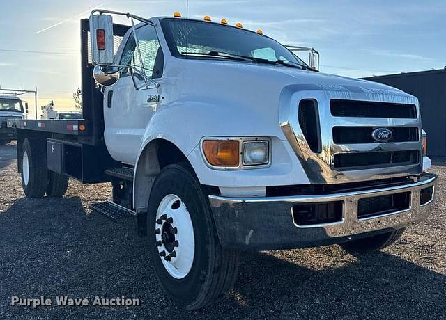 Image of Ford F-750 equipment image 2