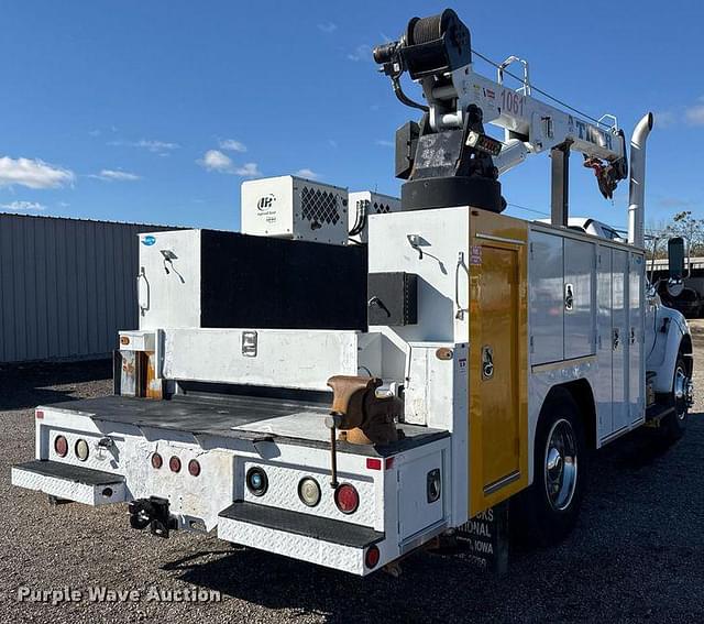 Image of Ford F-750 equipment image 4